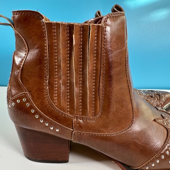Wanted Chelsea Boots Faux Leather Silver Stud details Women's US 7 Western Rodeo - Picture 8 of 14